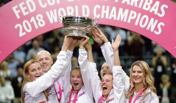 Czech Republic with the Fed Cup trophy in 2018